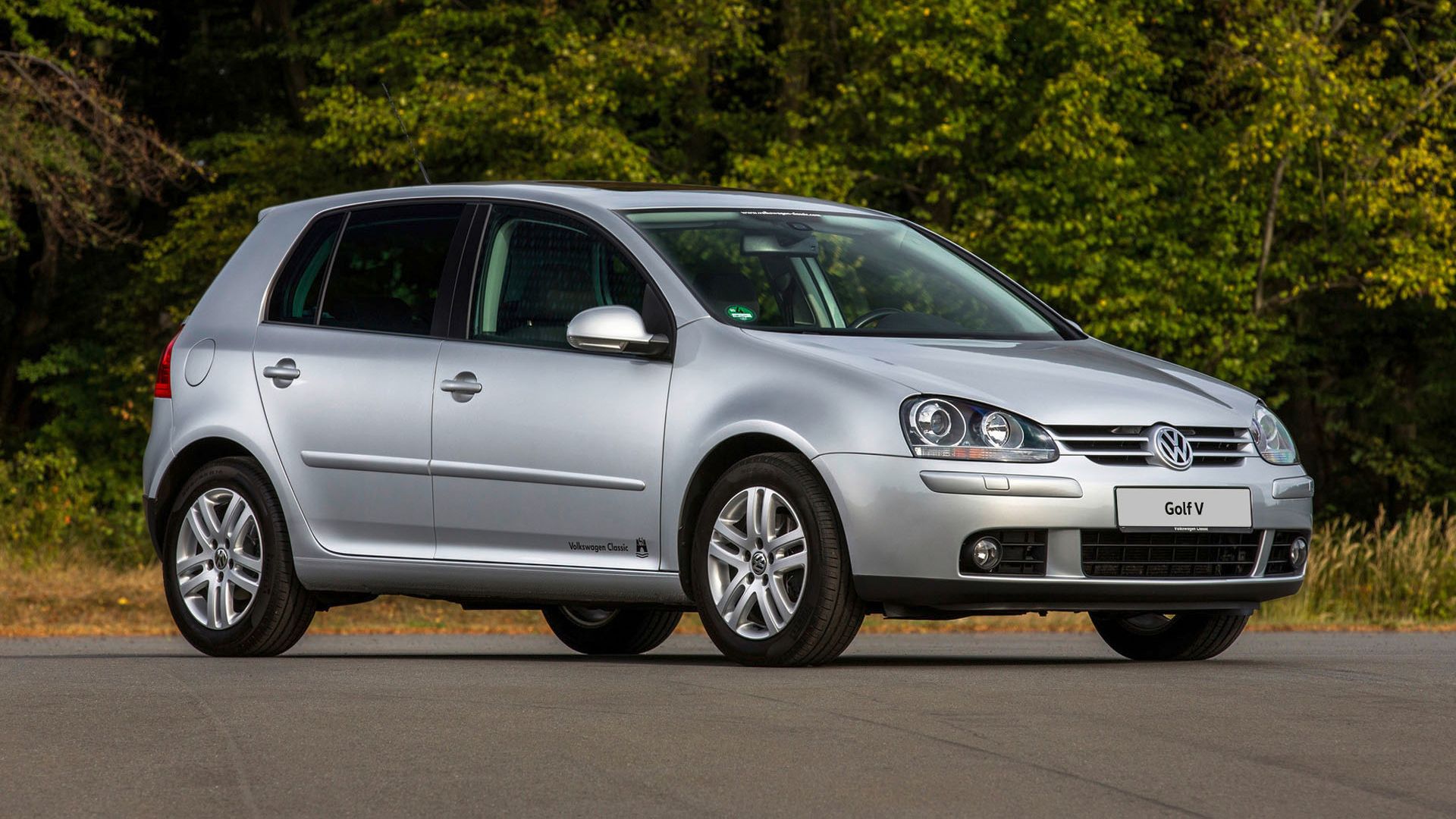 Der VW Golf 5 in silber schräg von vorne