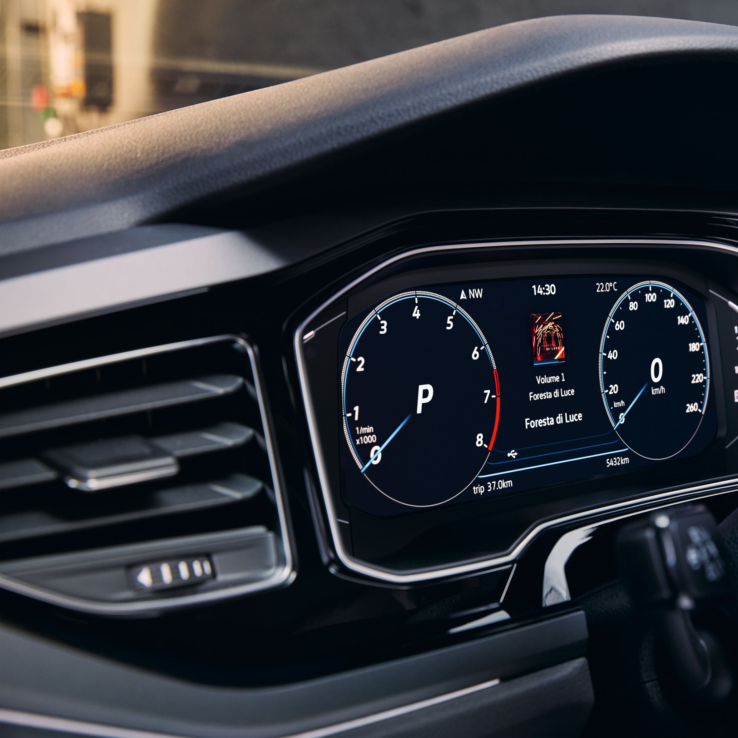 Detailaufnahme des optionalen Digital Cockpit Pro im VW Polo, darauf abgebildet sind unter anderem Tacho und Navigation.