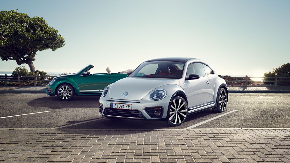 Zu sehen ist ein VW Beetle in silber und ein VW Beetle Cabrio in grün