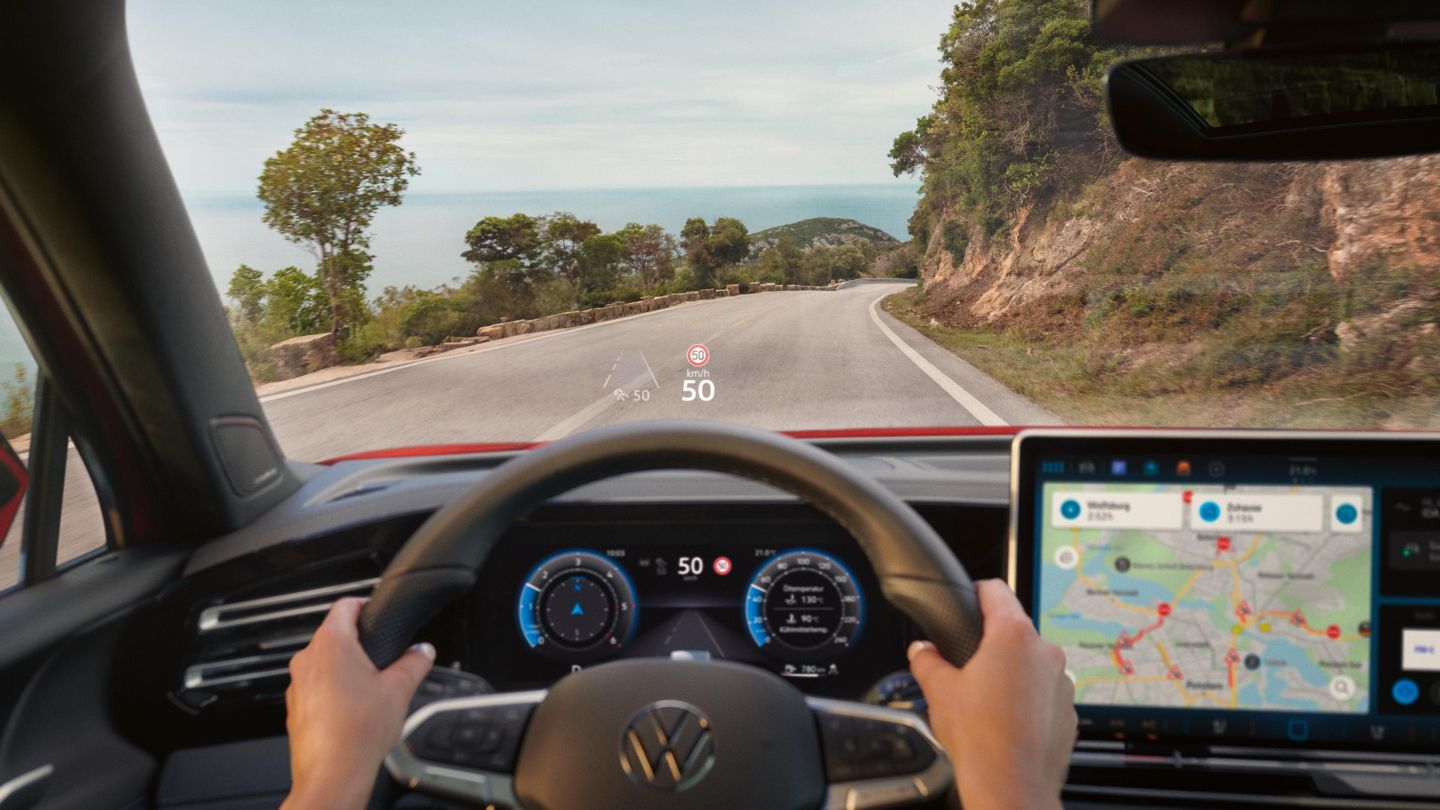  Ansicht des Head-Up-Displays und Digital Cockpit im VW Tiguan R-Line.