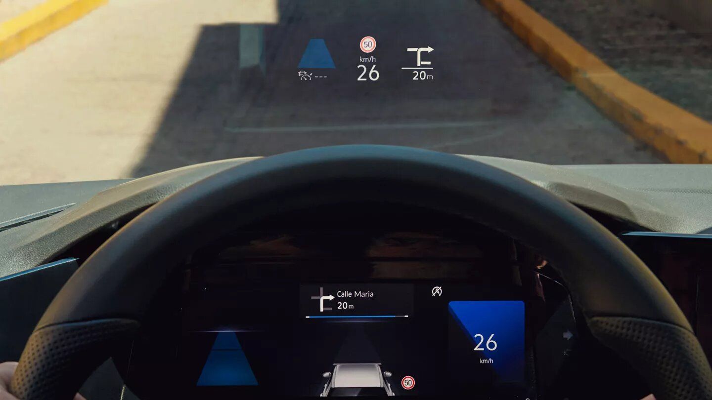 Fahrender VW Golf GTD mit Head-up-Display