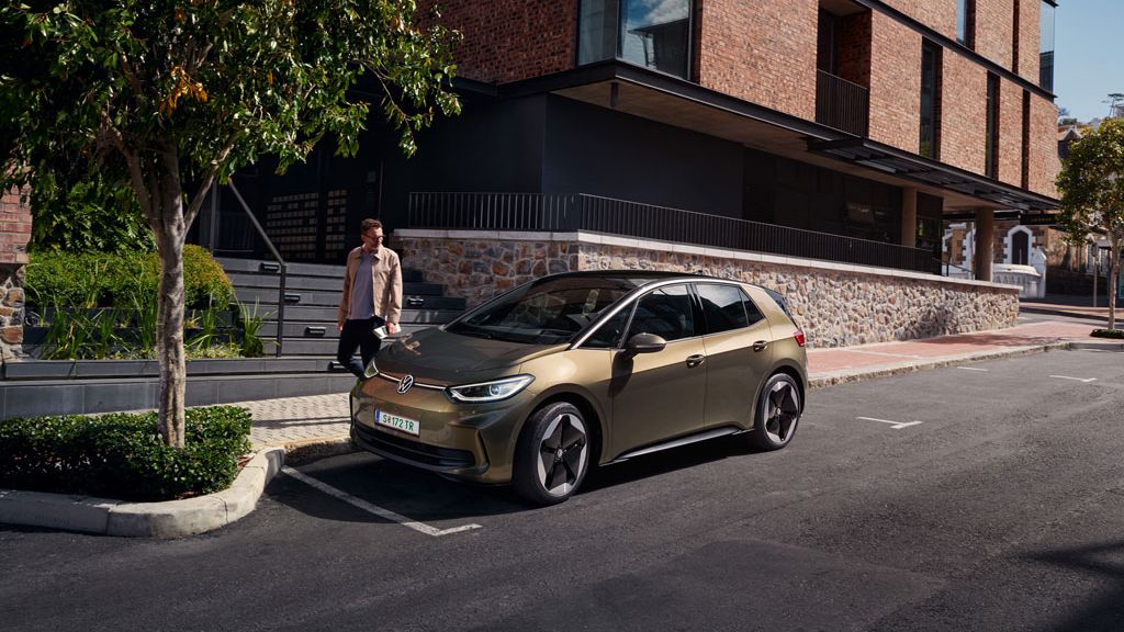 Ein VW ID.3 in olivgrün ist in einer Stadt geparkt, seitliche Ansicht