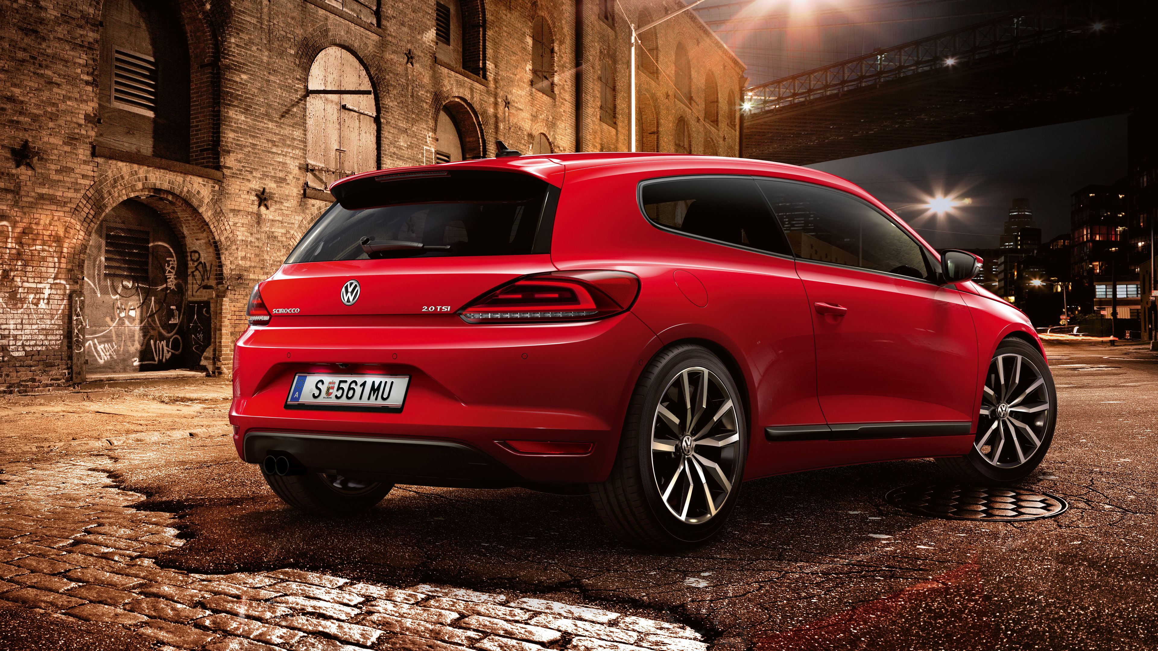 Roter VW Scirocco von hinten