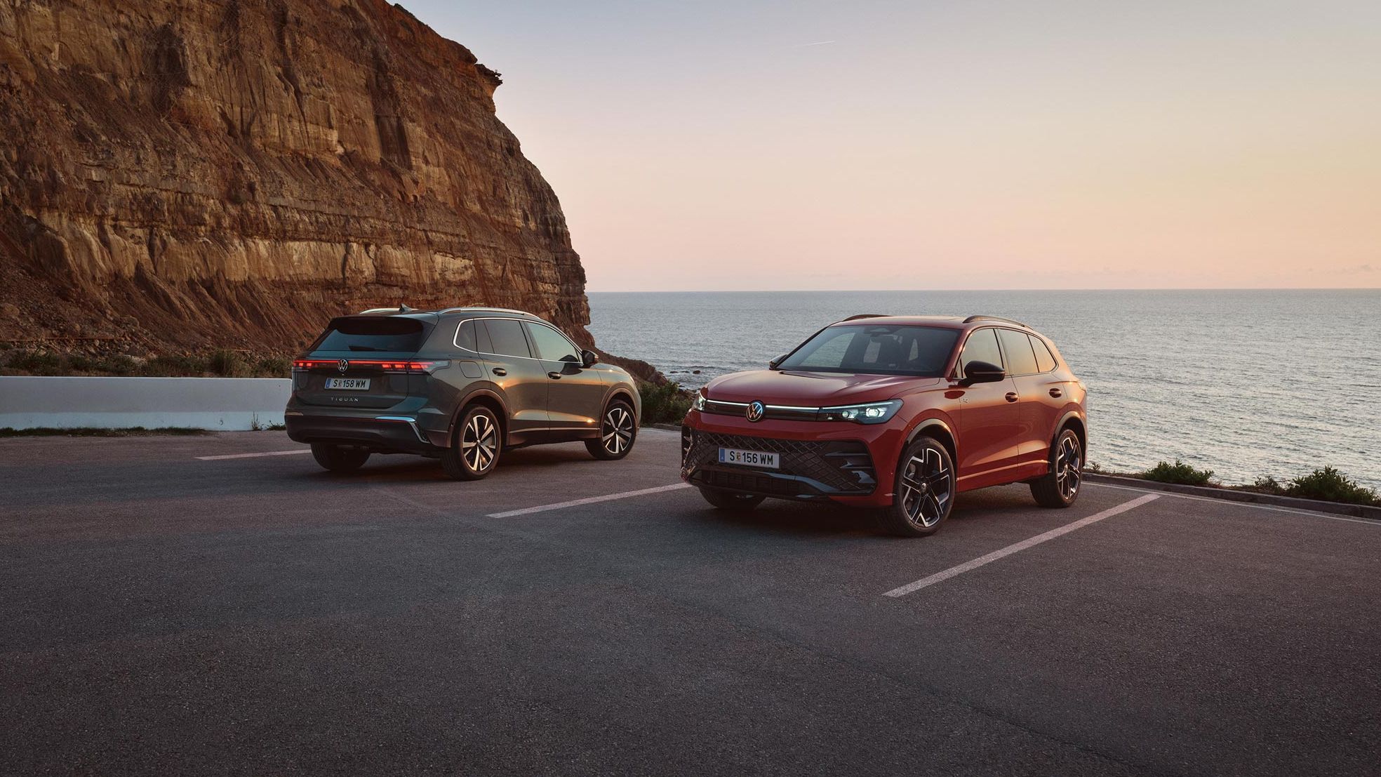 Zwei VW Tiguan geparkt vor der Küste in abendlicher STimmung