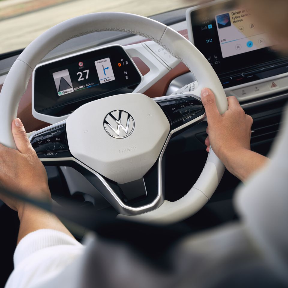 VW ID.4 Interieur, Detailansicht des weißen Multifunktionslenkrads