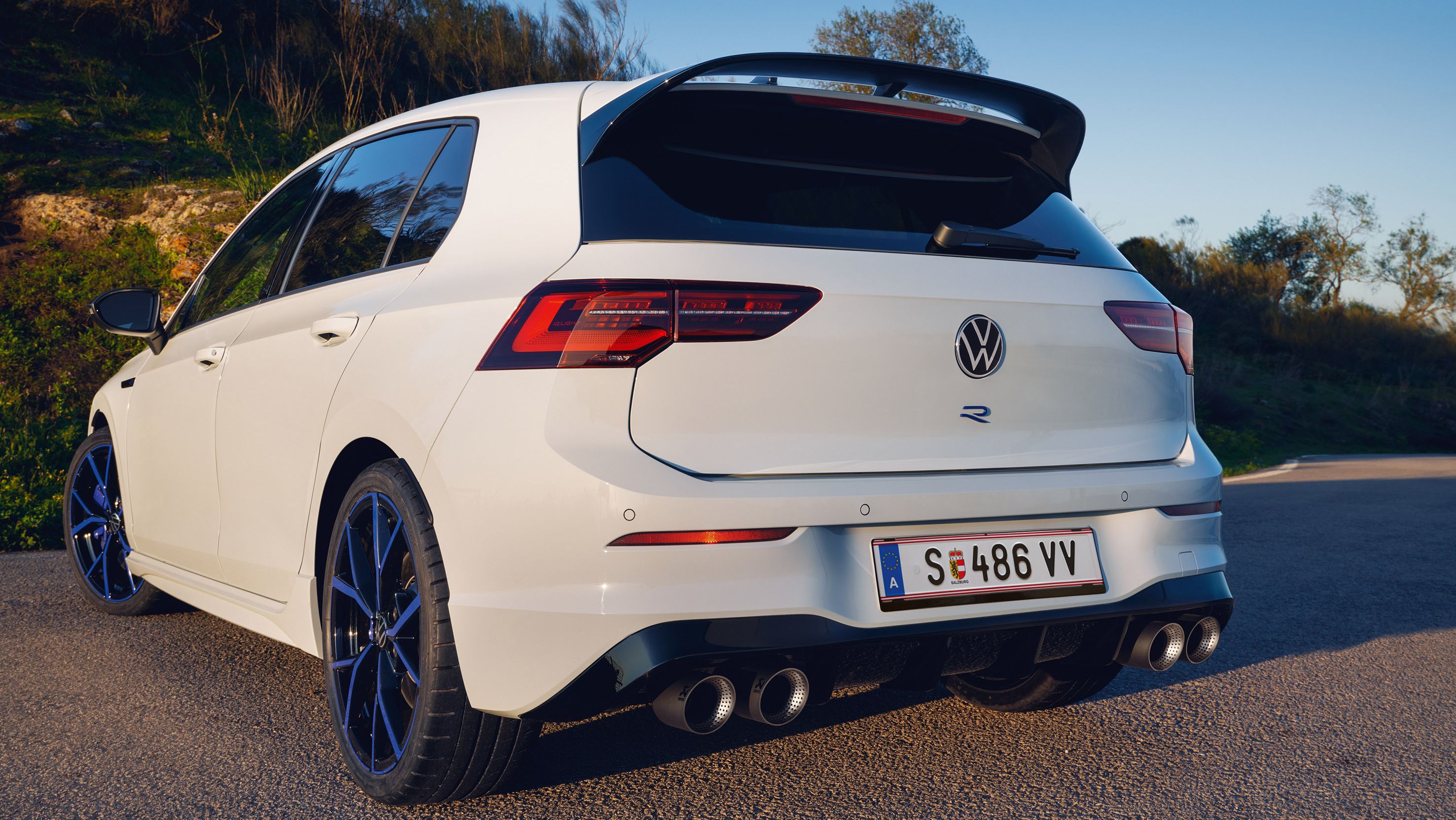 Der weiße VWR Golf R „20 Years“ fährt eine Straße entlang