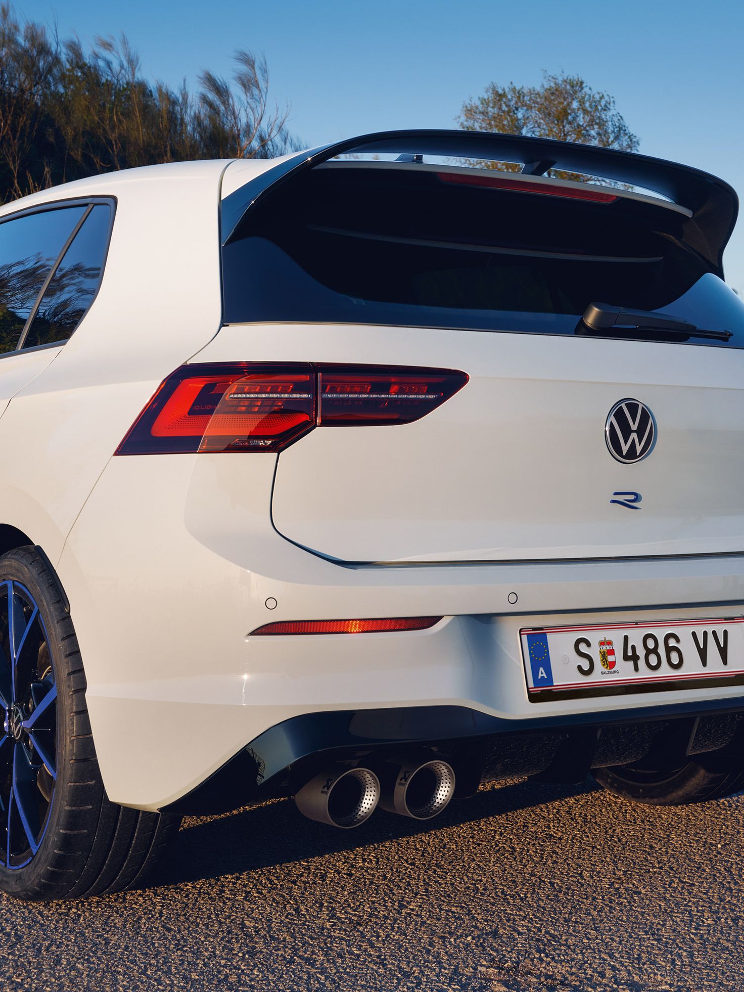 Der weiße VWR Golf R „20 Years“ fährt eine Straße entlang