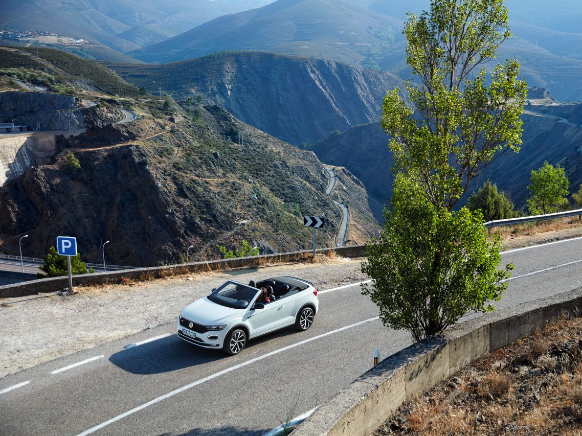 VW T-Roc Cabriolet Vorgängermodell fährt auf Straße 