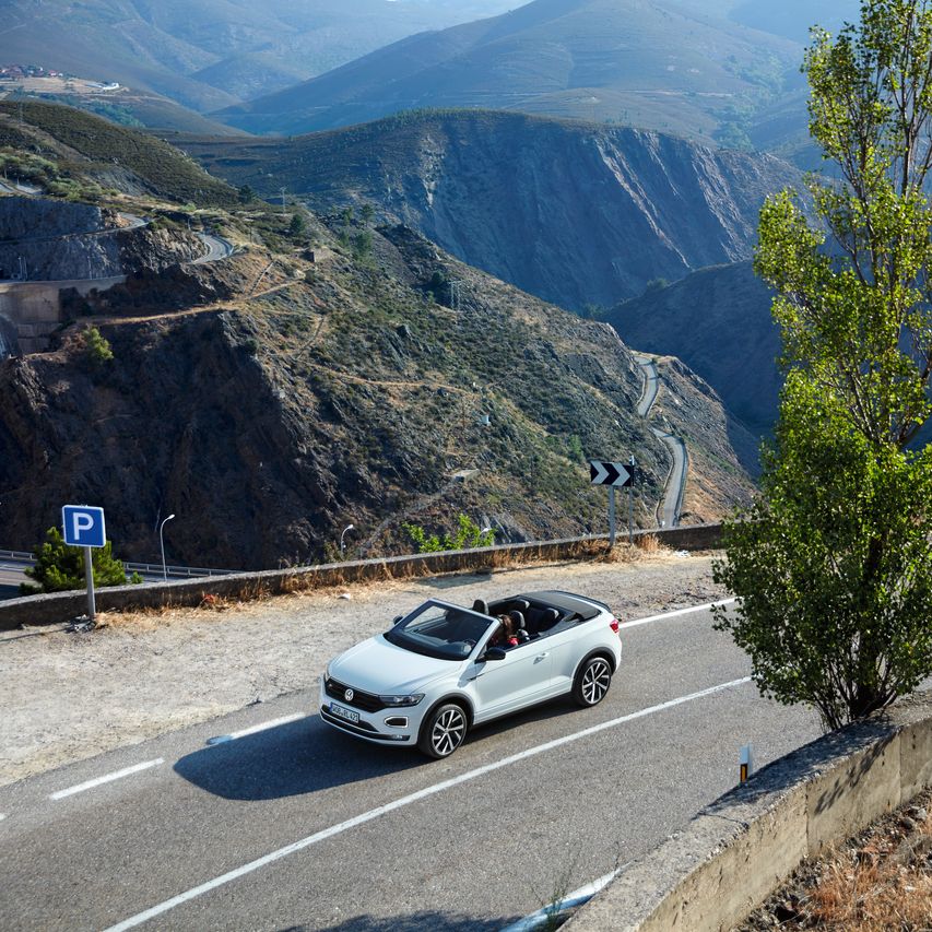 VW T-Roc Cabriolet Vorgängermodell fährt auf Straße 