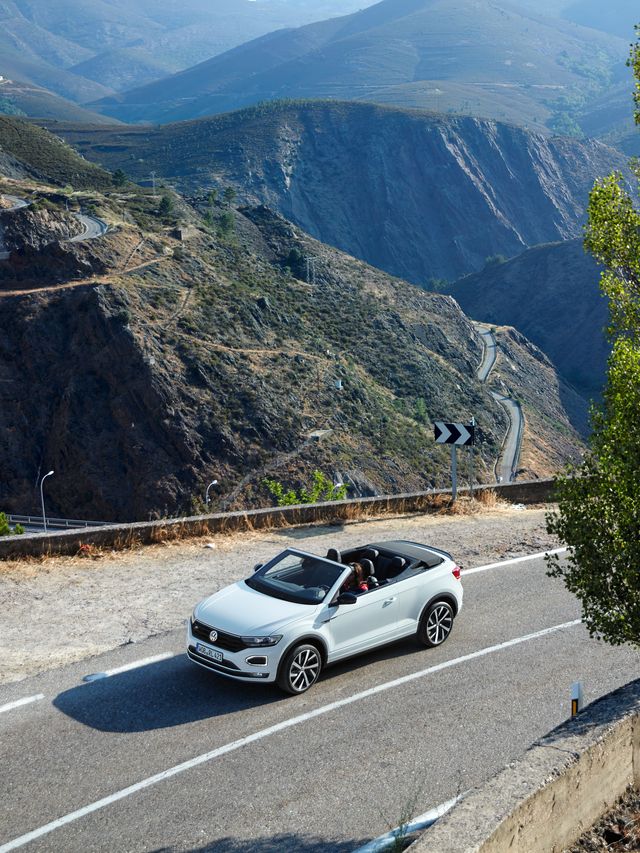 VW T-Roc Cabriolet Vorgängermodell fährt auf Straße 