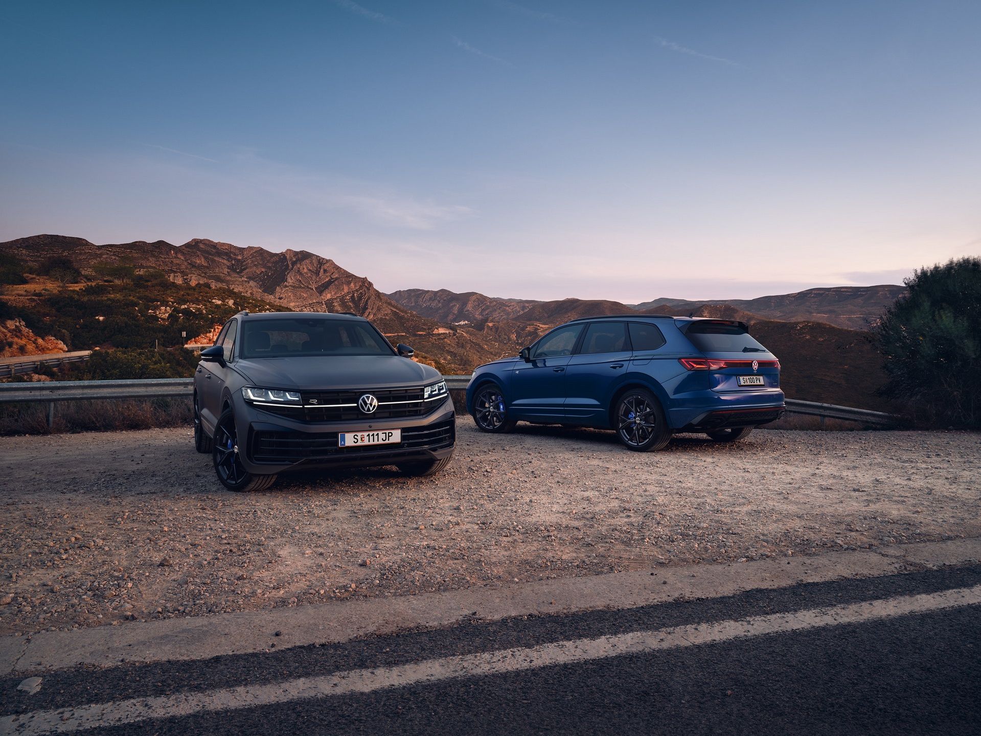 Zwei VW Touareg R in der Vorder- und in der Heckansicht auf einem Parkplatz