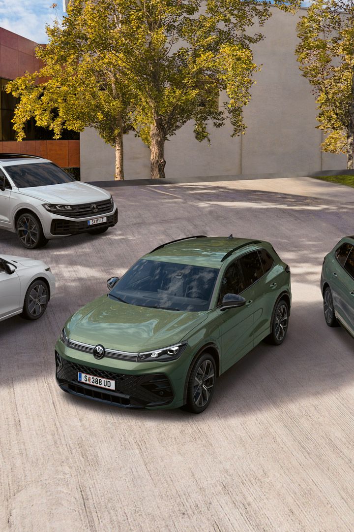 VW Touareg, Golf, Passat und Tiguan eHybrid stehen nebeneinander