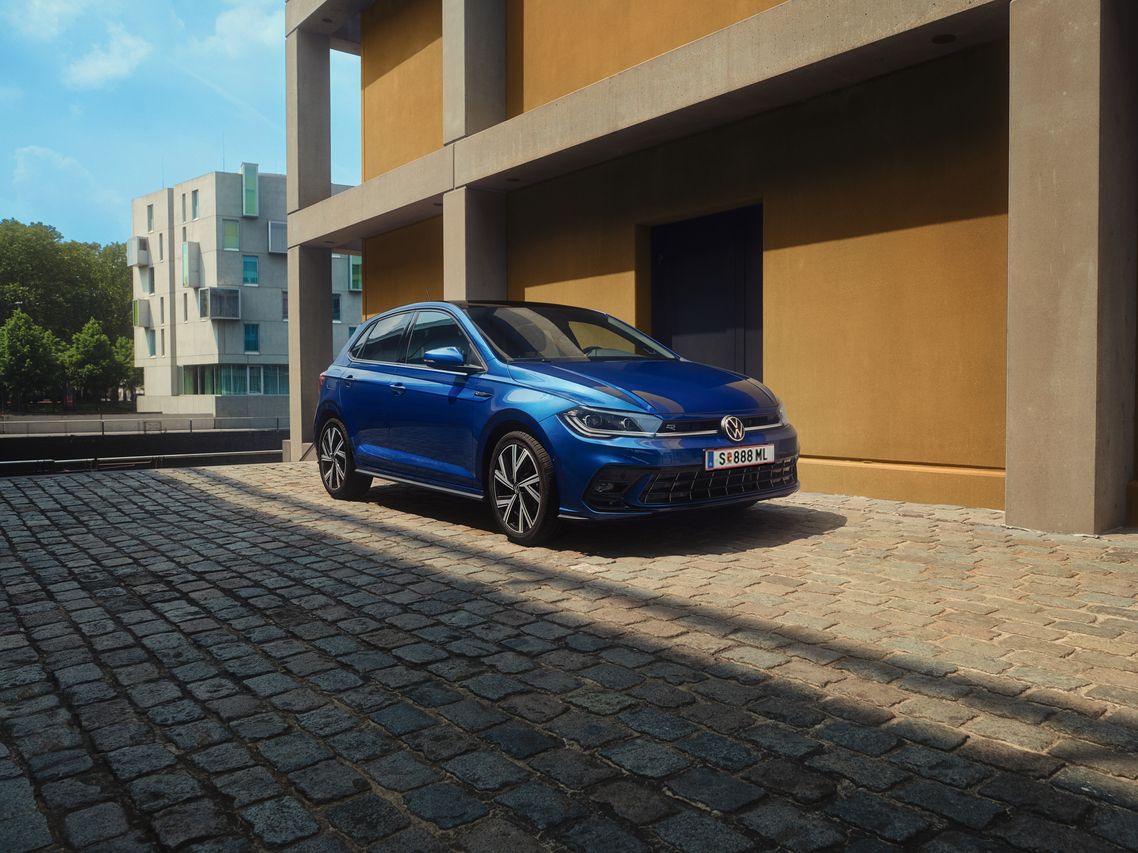 Frontansicht eines blauen VW Polo R-Line