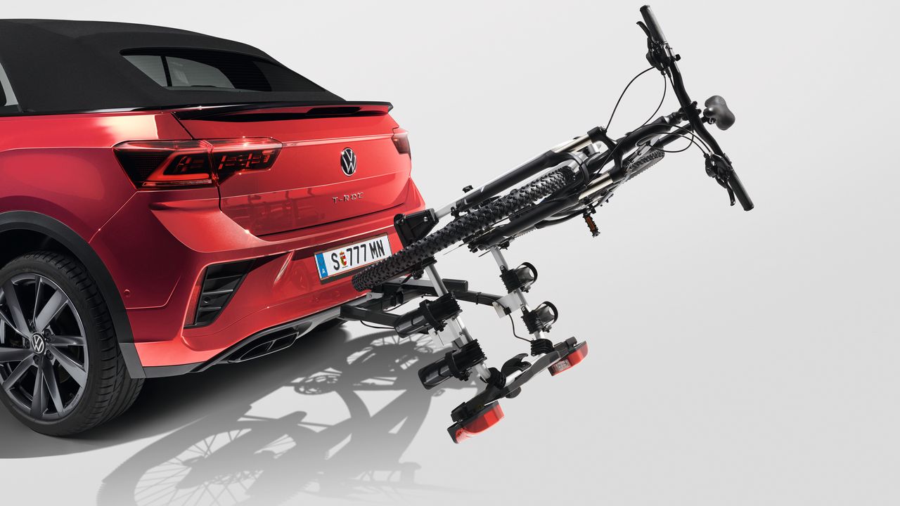 Ein rotes Volkswagen T-Roc Cabrio mit Fahrradheckträger