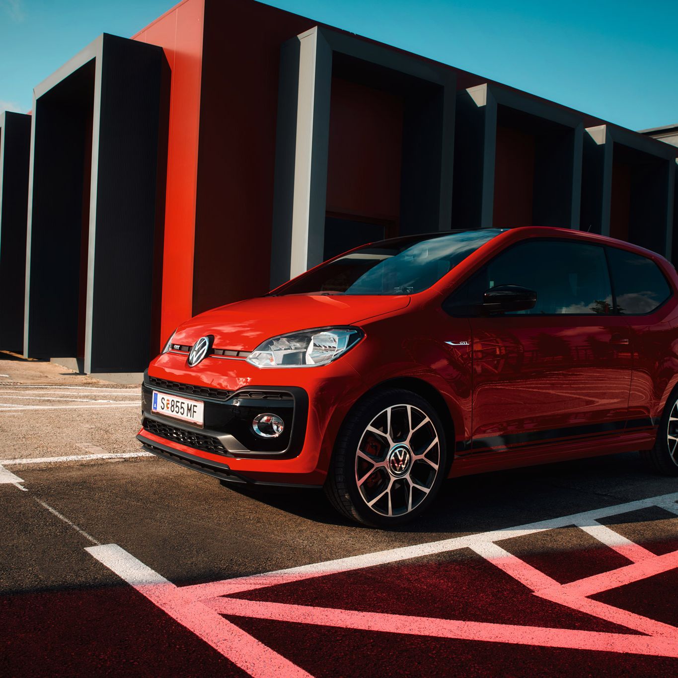 Der Up! GTI in rot steht auf einem Parkplatz