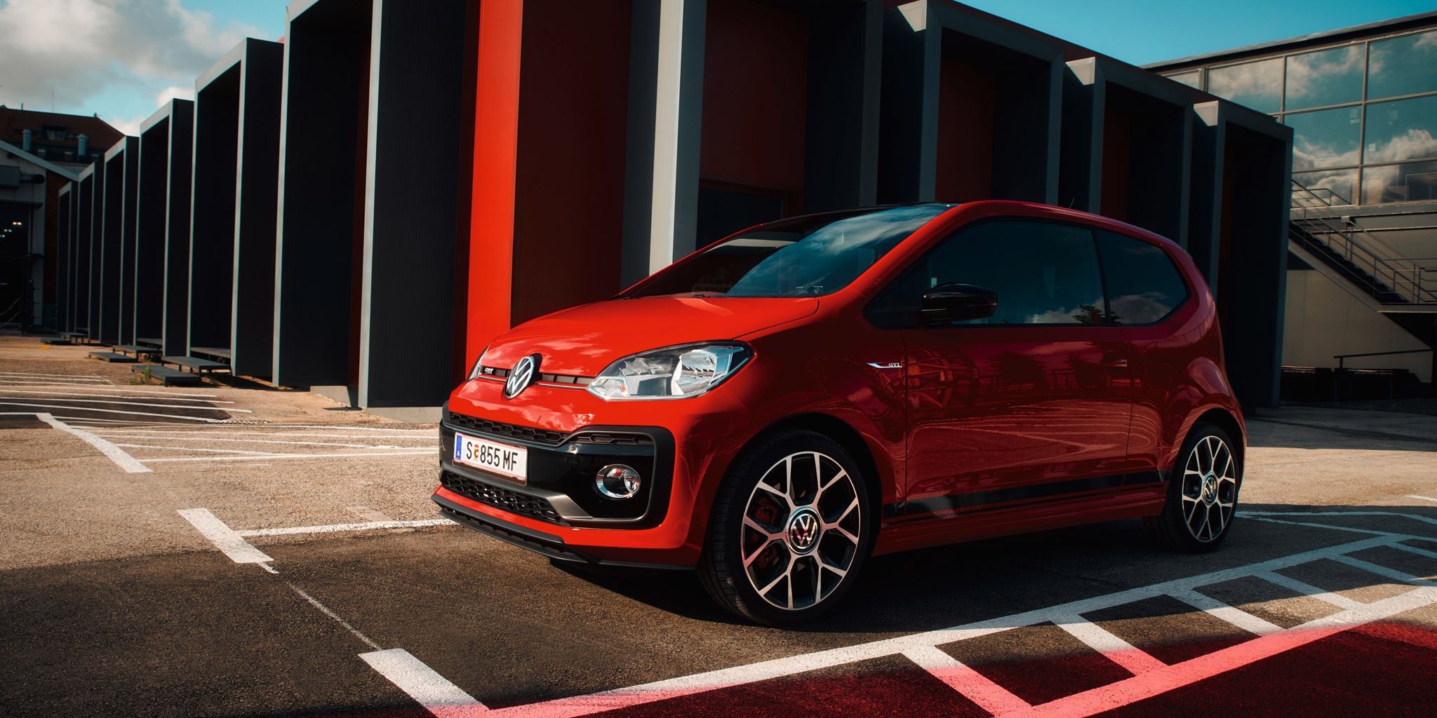 Der Up! GTI in rot steht auf einem Parkplatz