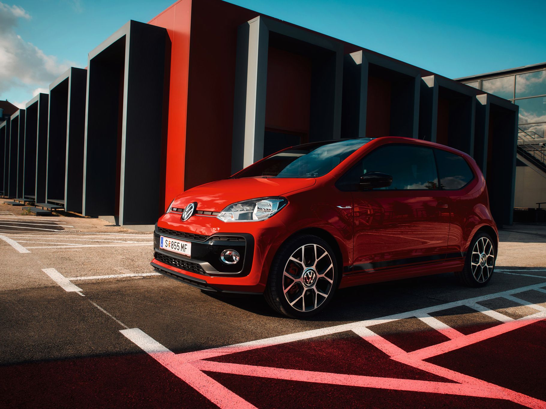 Der Up! GTI in rot steht auf einem Parkplatz