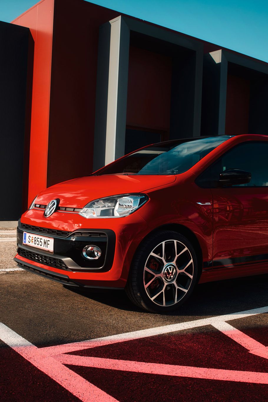 Der Up! GTI in rot steht auf einem Parkplatz