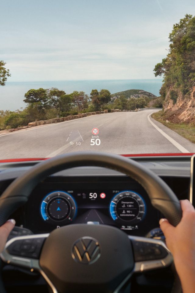  Ansicht des Head-Up-Displays und Digital Cockpit im VW Tiguan R-Line.