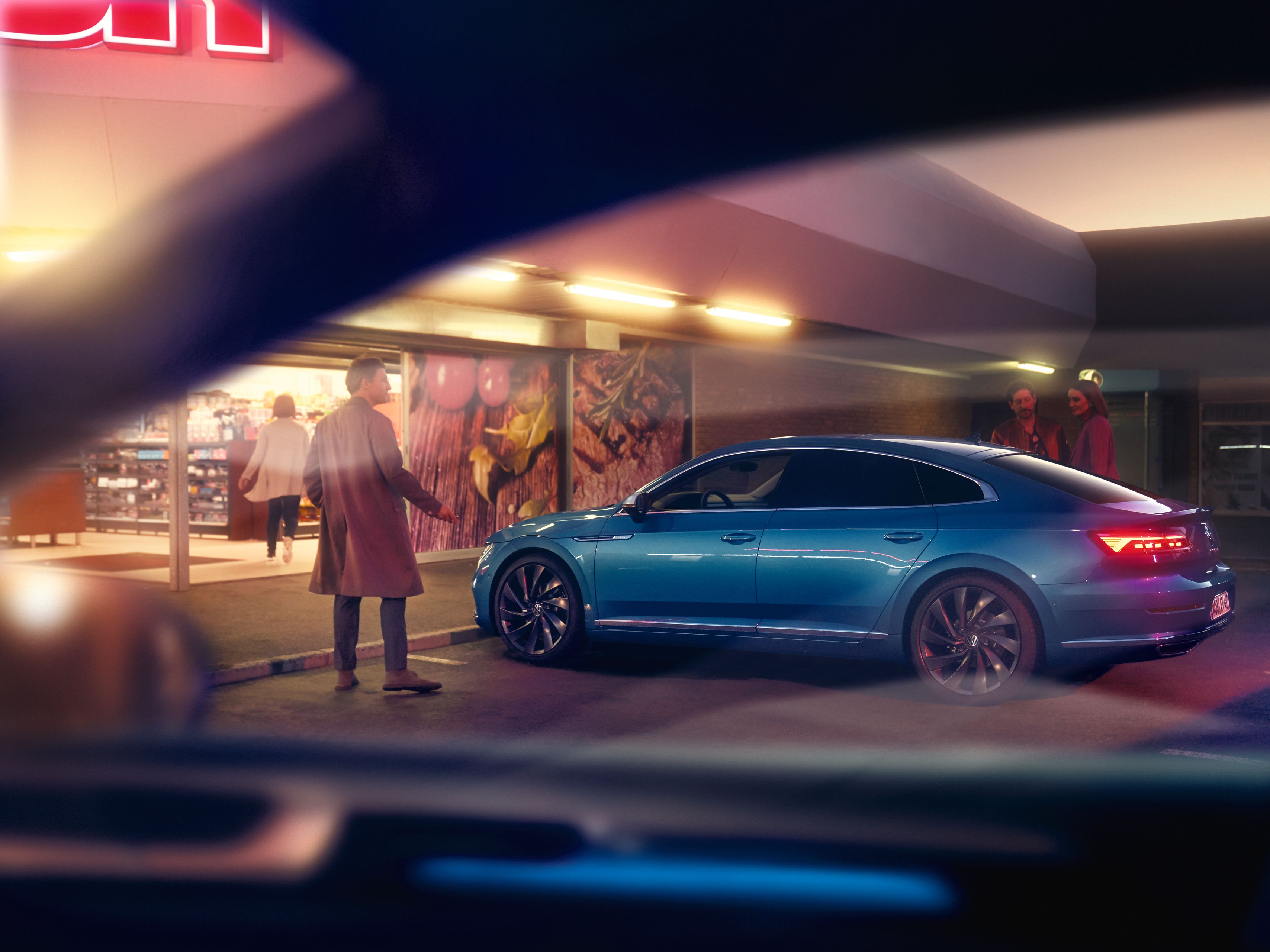 LED Rückleuchten eines blauen VW Arteon