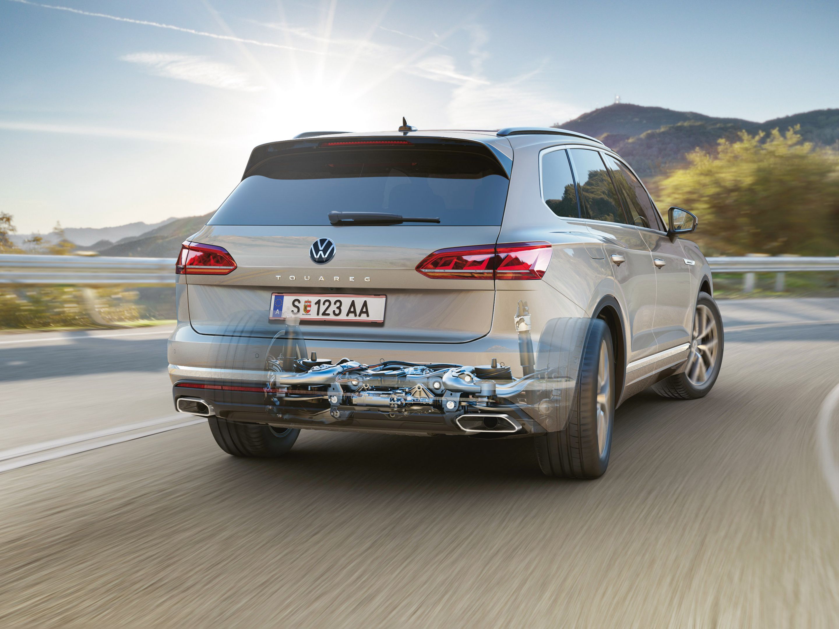 Volkswagen Touareg mit Allradlenkung fährt auf Bergstaße