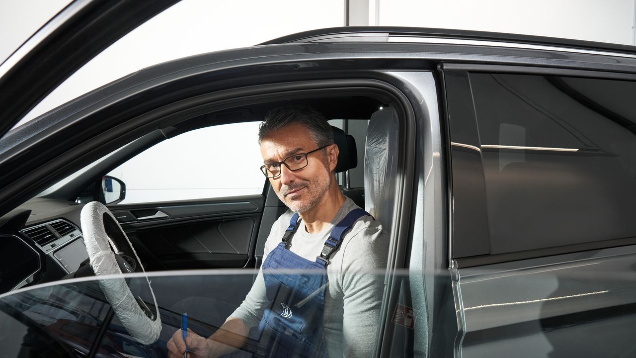 VW Mechaniker beim Inspektionsservice