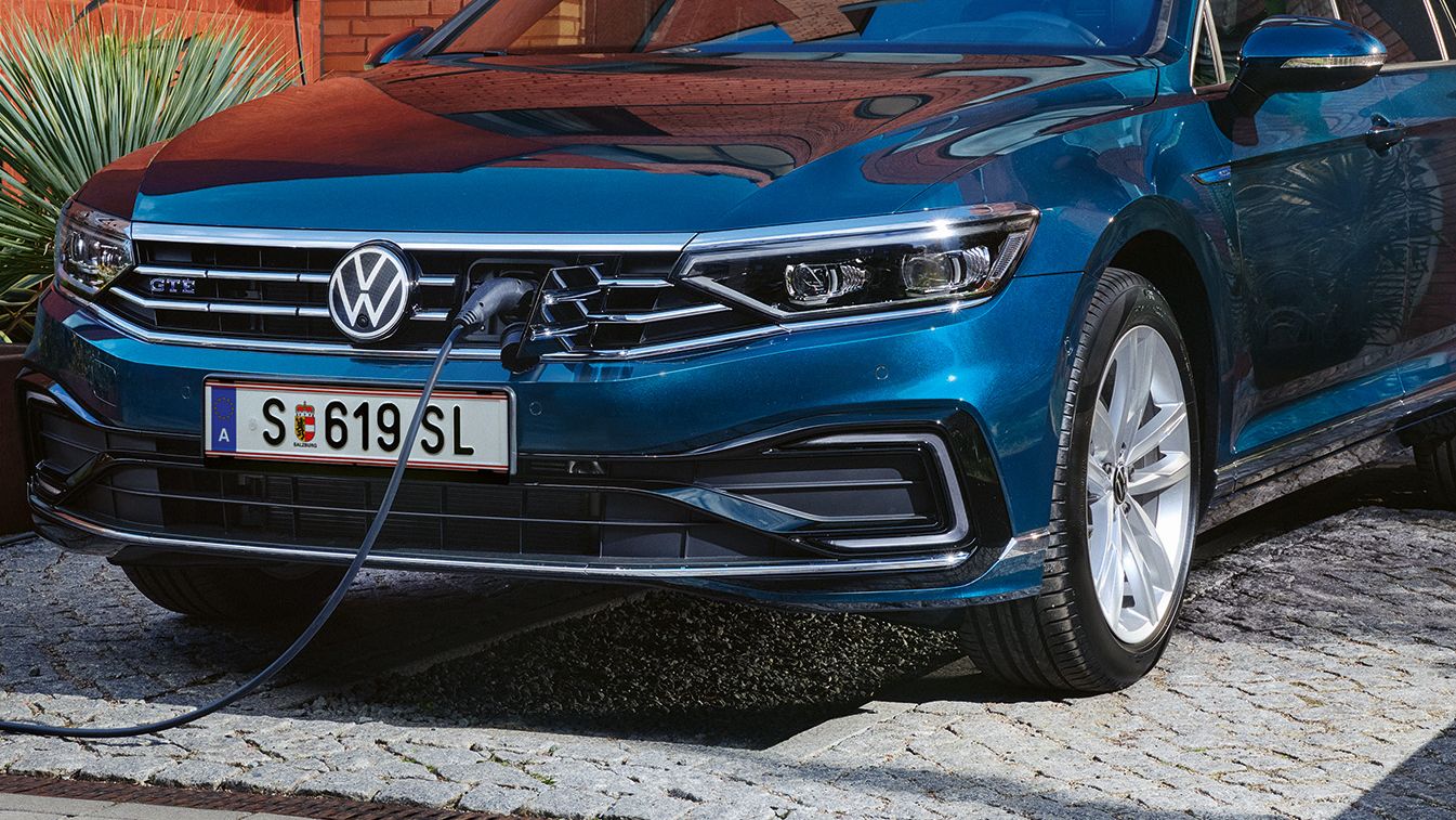 vw volkswagen Passat GTE Variant in blau steht in einer Einfahrt