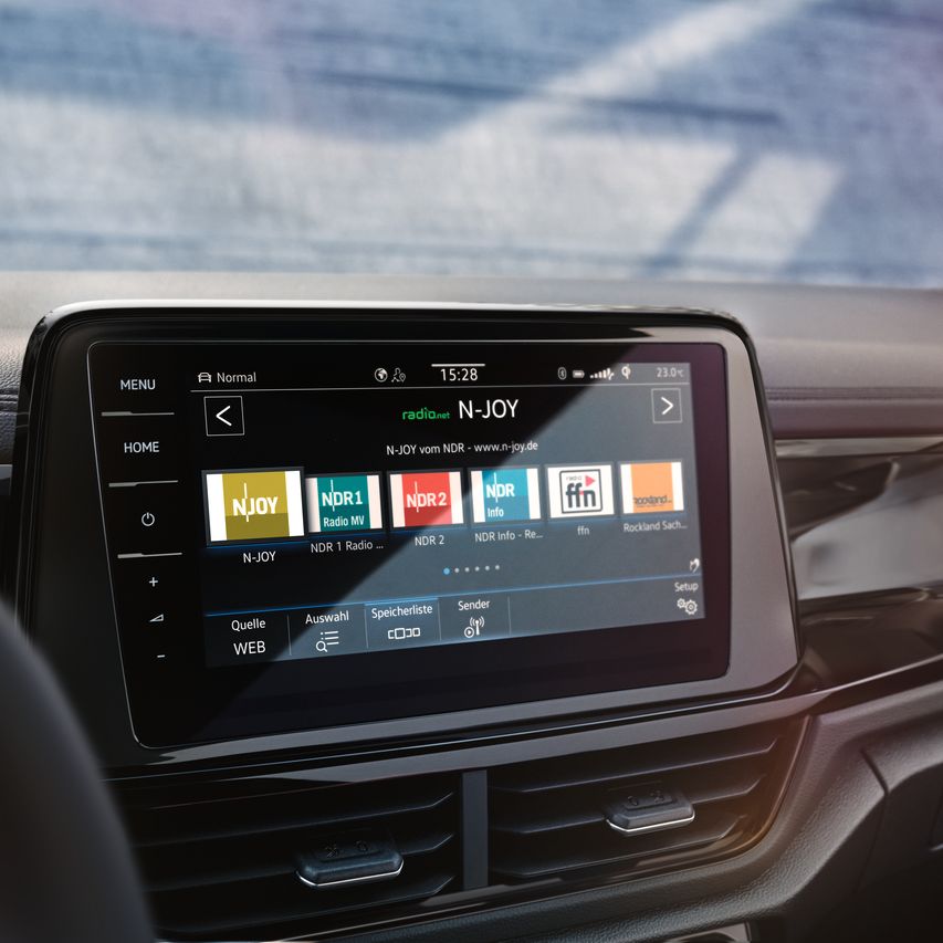 Detailansicht des Infotainmentsystems mit Radio und Navigation