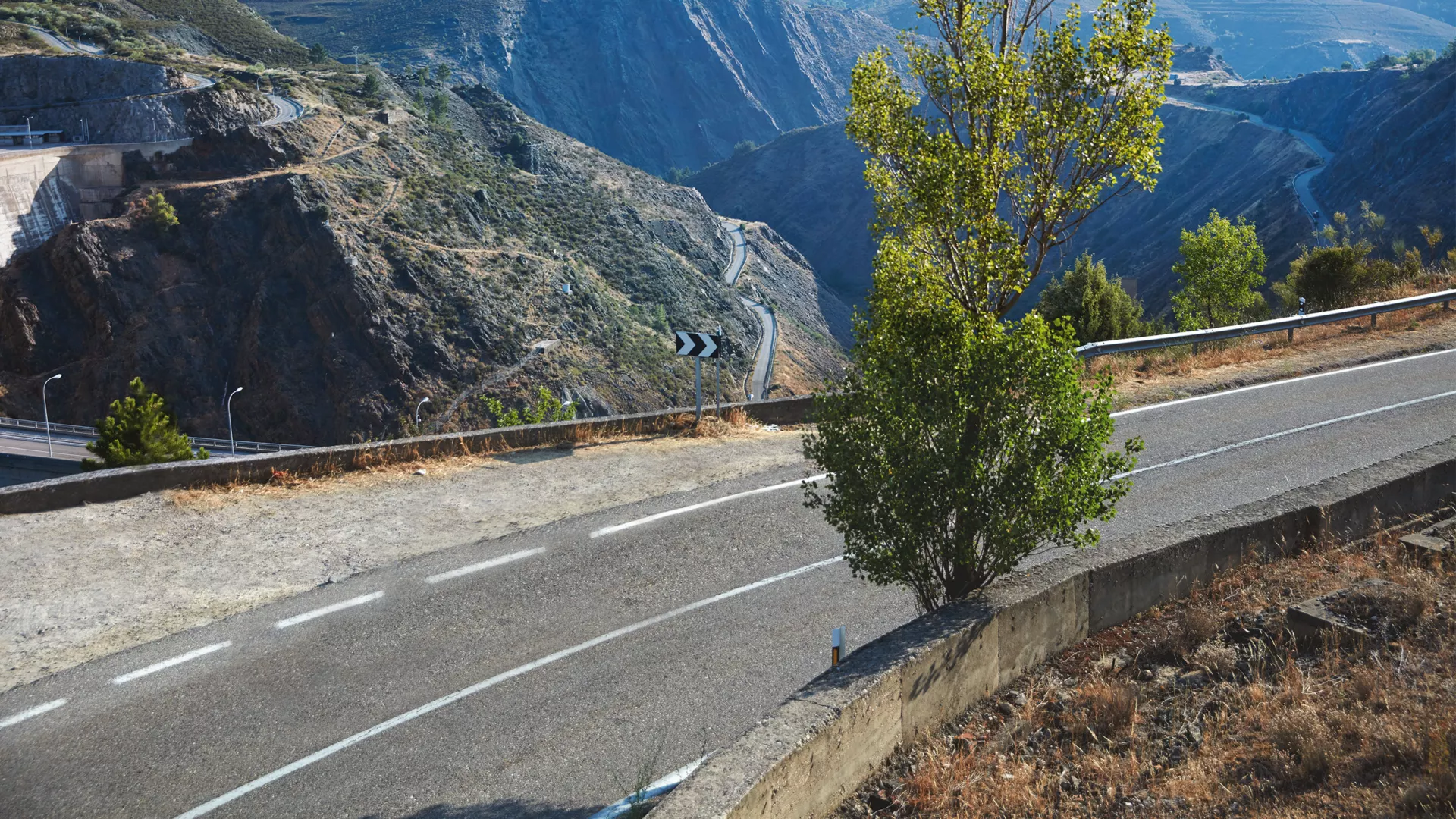 Blick auf eine Landschaft mit Bergstraße