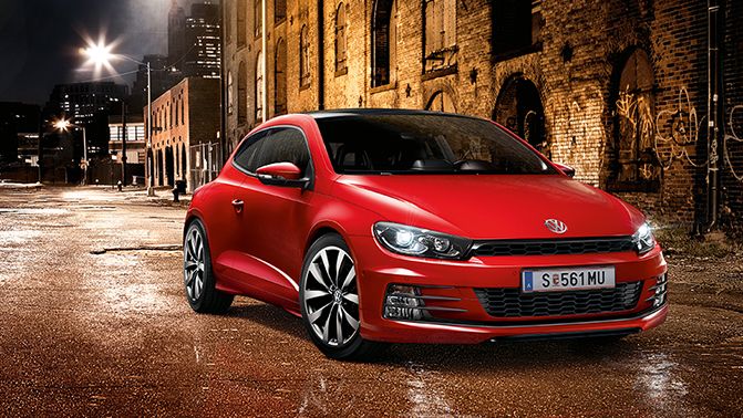 Zu sehen ist ein VW Scirocco in rot