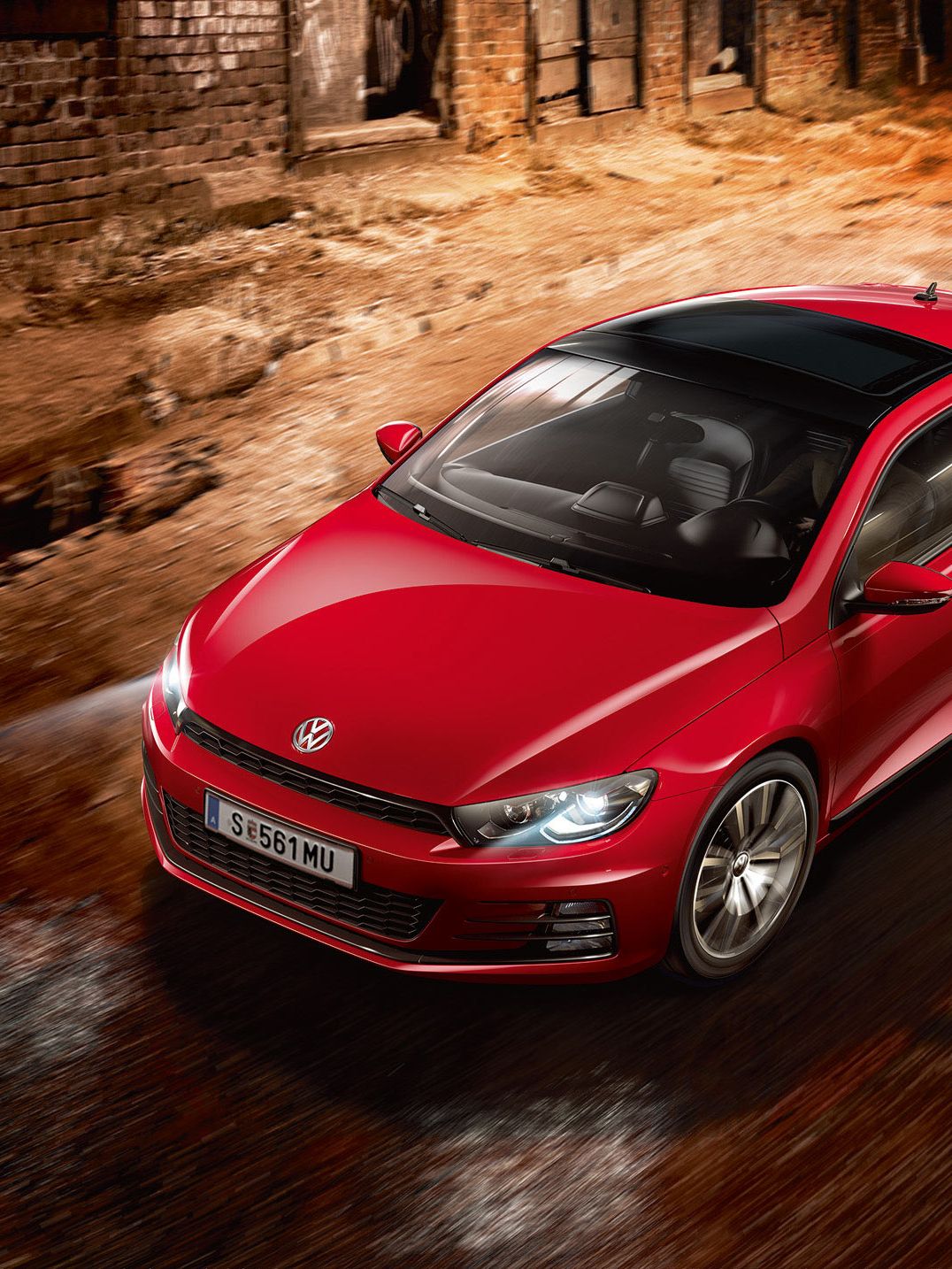 Roter VW Scirocco aus der Vogelperspektive