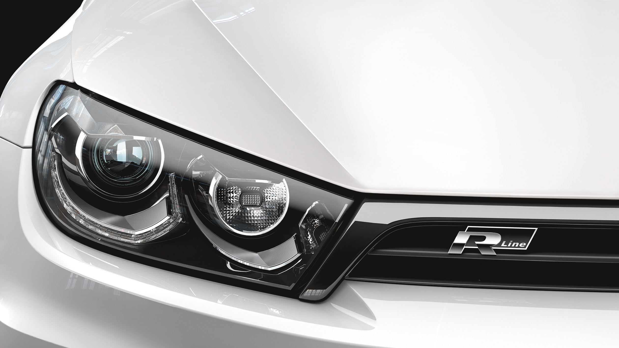 Detailaufnahme des Frontscheinwerfers eines VW Volkswagen Scirocco 