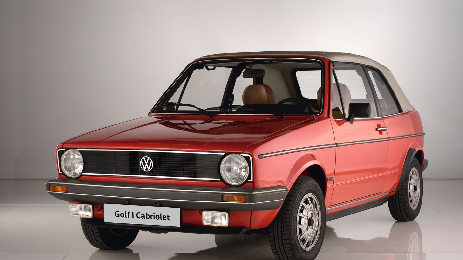 Das Golf 1 Cabrio in rot schräg von vorne