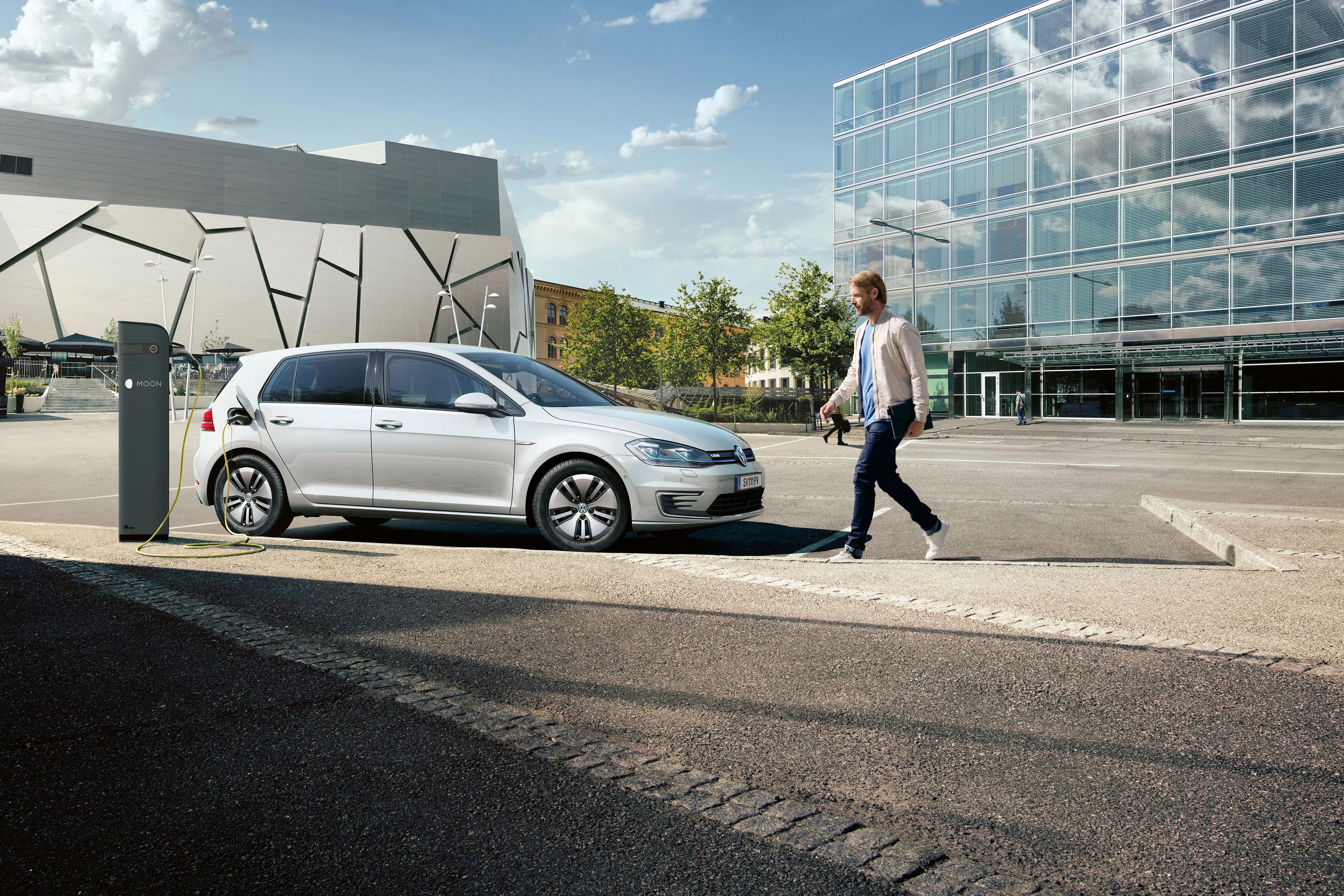 Ein silberner VW e-Golf beim Laden an einer MOON-Ladestation