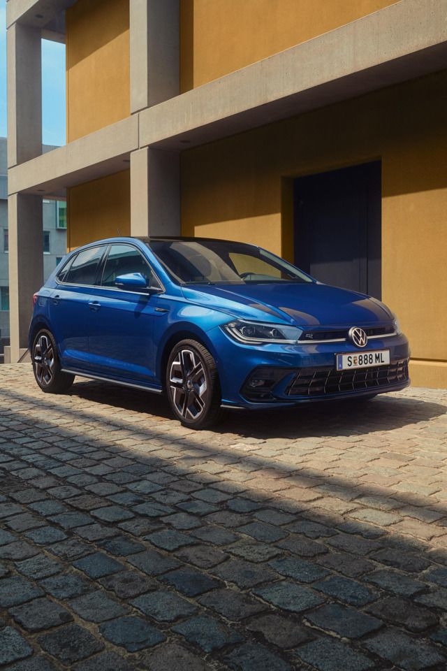  Seitliche Frontansicht des blauen VW Polo R-Line.