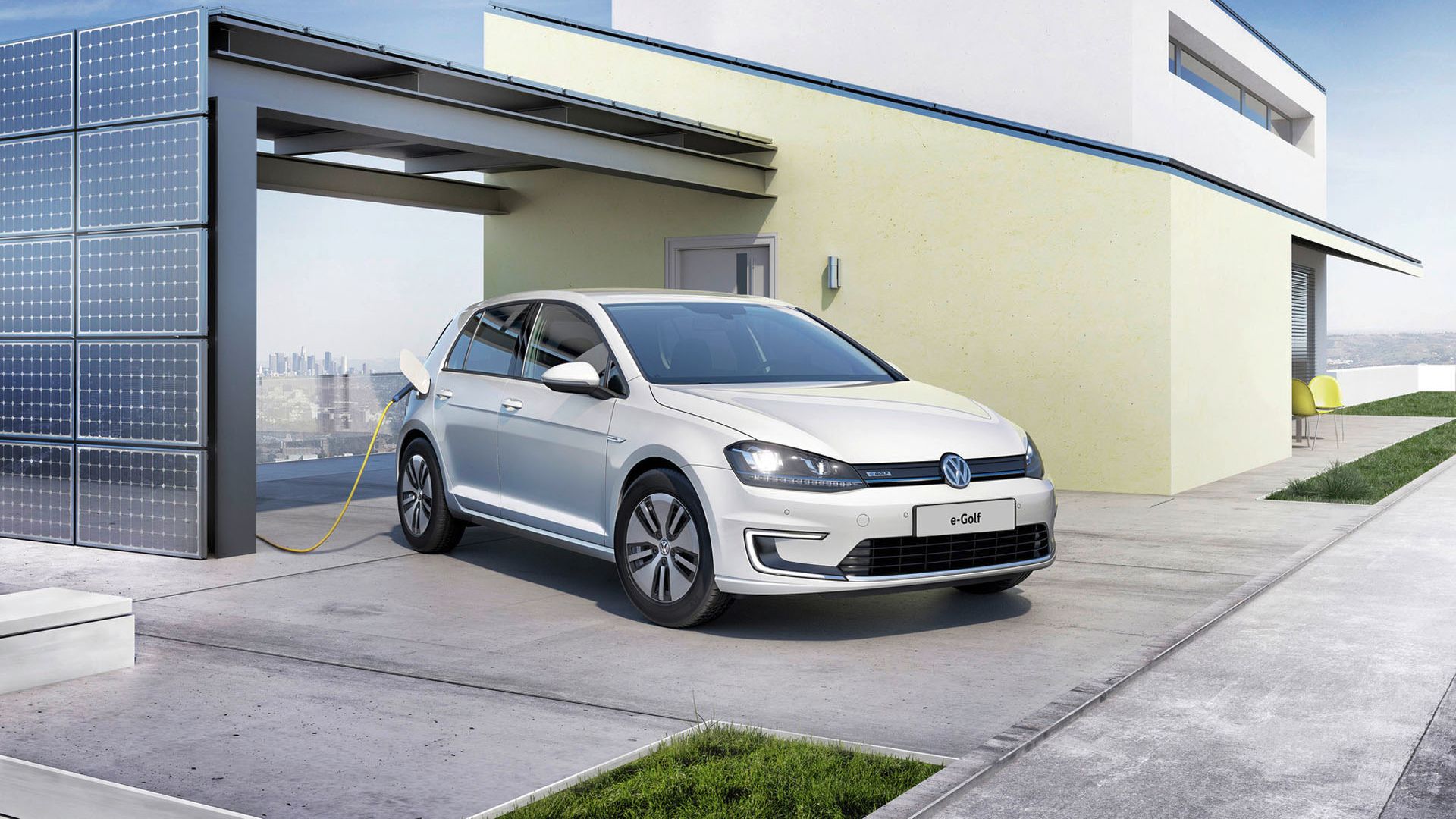 Ein weißer VW e-Golf in weiß von schräg vorne