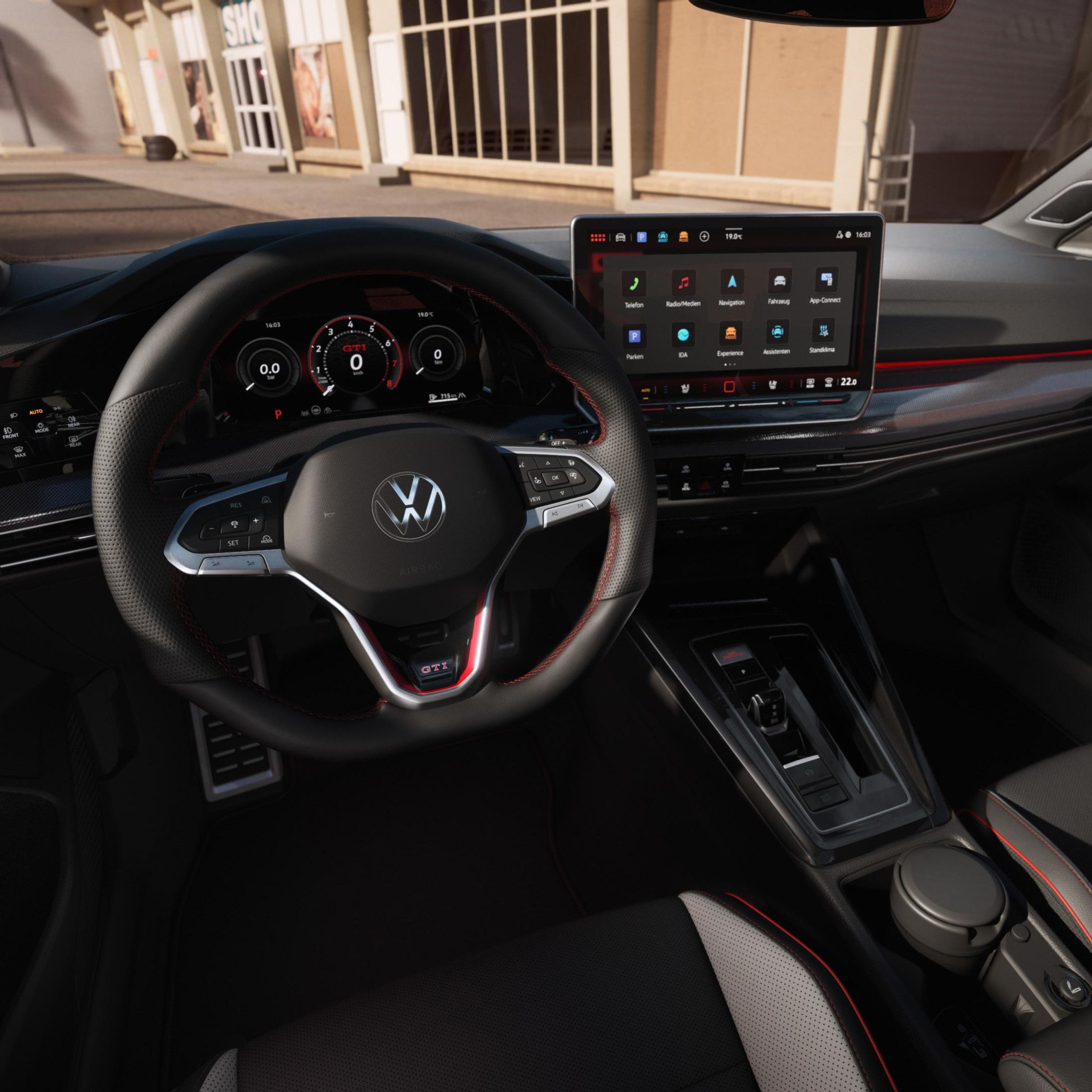 Interieur des VW Golf GTI mit Digital Cockpit und Infotainmentsystem