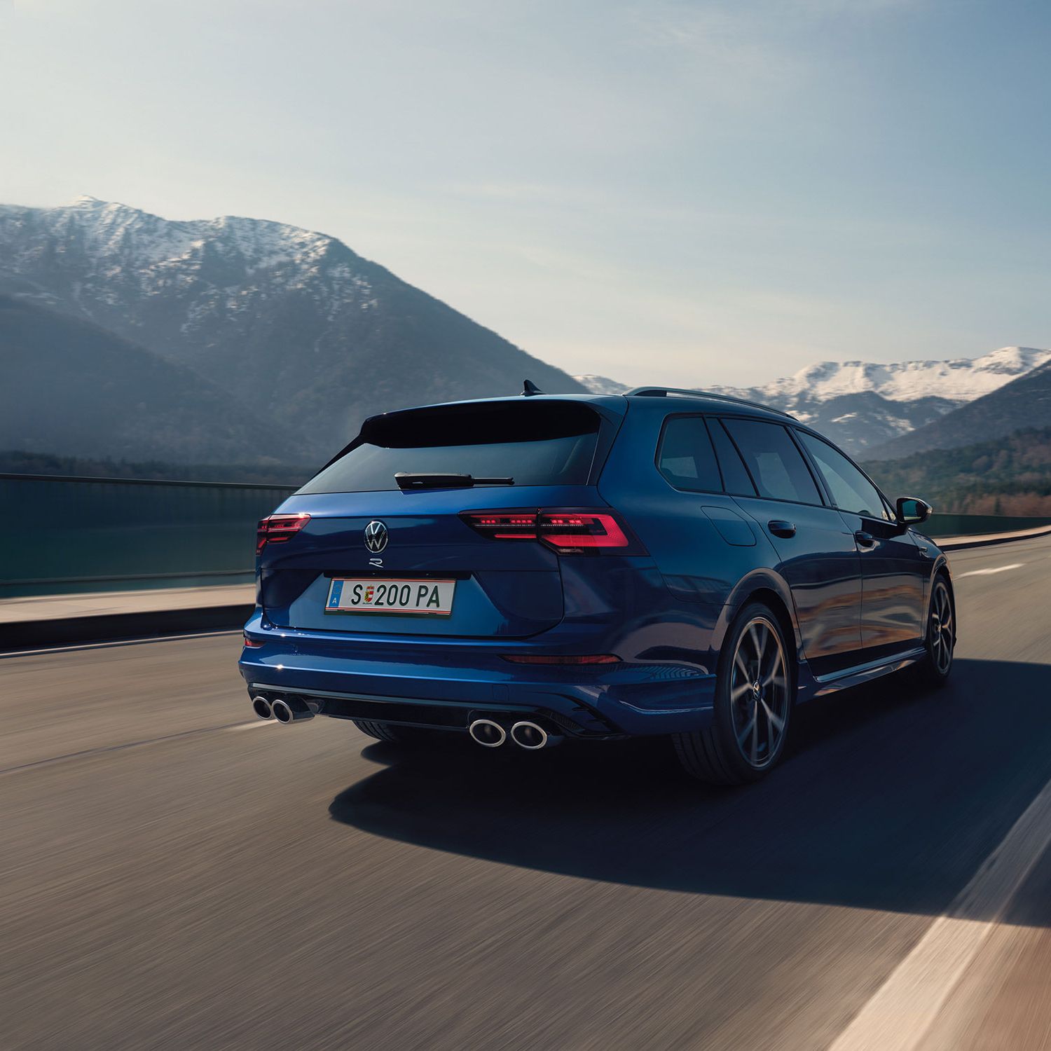 VW Variant R fährt auf Schnellstraße mit Bergkulisse im Hintergrund