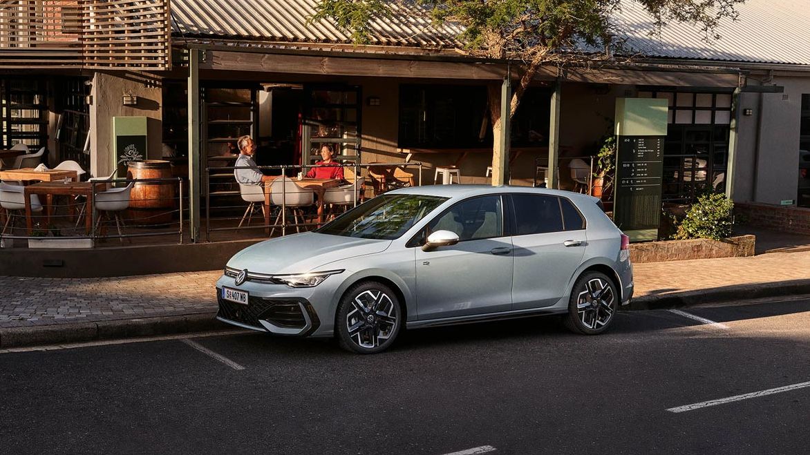 Der neue Golf GTE parkt an einem Straßenrand neben einem Café.