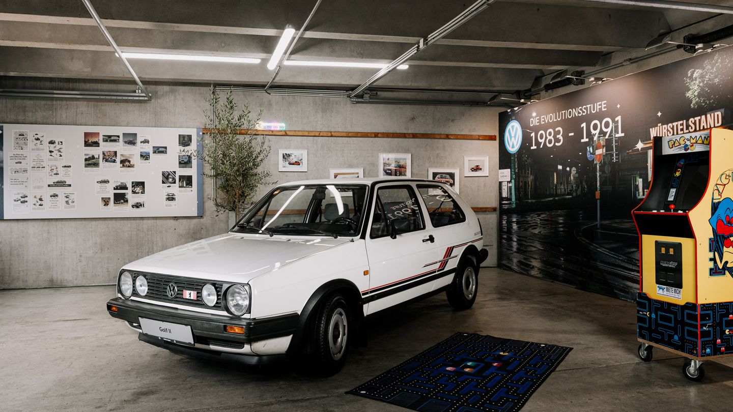 Ein weißer VW Golf 2 schräg von vorne