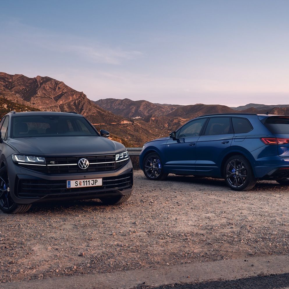 Zwei VW Touareg R in der Vorder- und in der Heckansicht auf einem Parkplatz