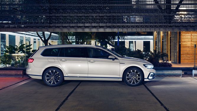 VW Volkswagen Passat GTE Variant parkt vor einem Gebäude