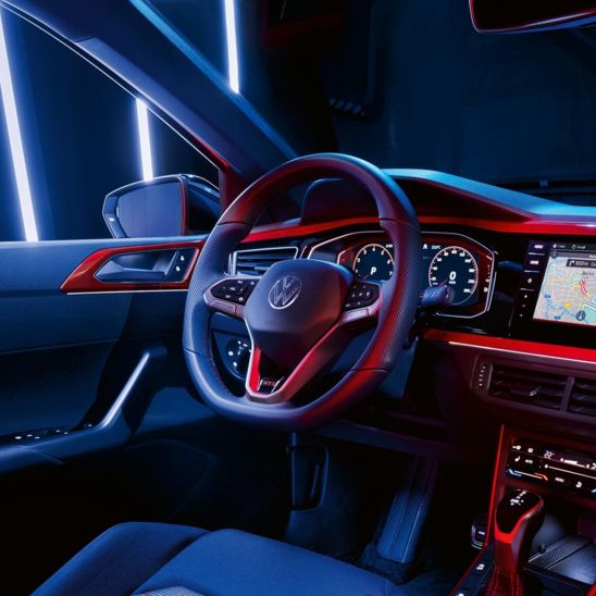  Interieur des VW Polo GTI mit Ambientebeleuchtung, Infotainmentsystem und Navigationsfunktion "Discover Media"