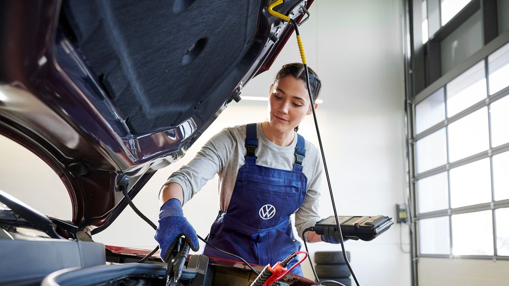 Volkswagen Technikerin bei der „Pickerl“ Begutachtung