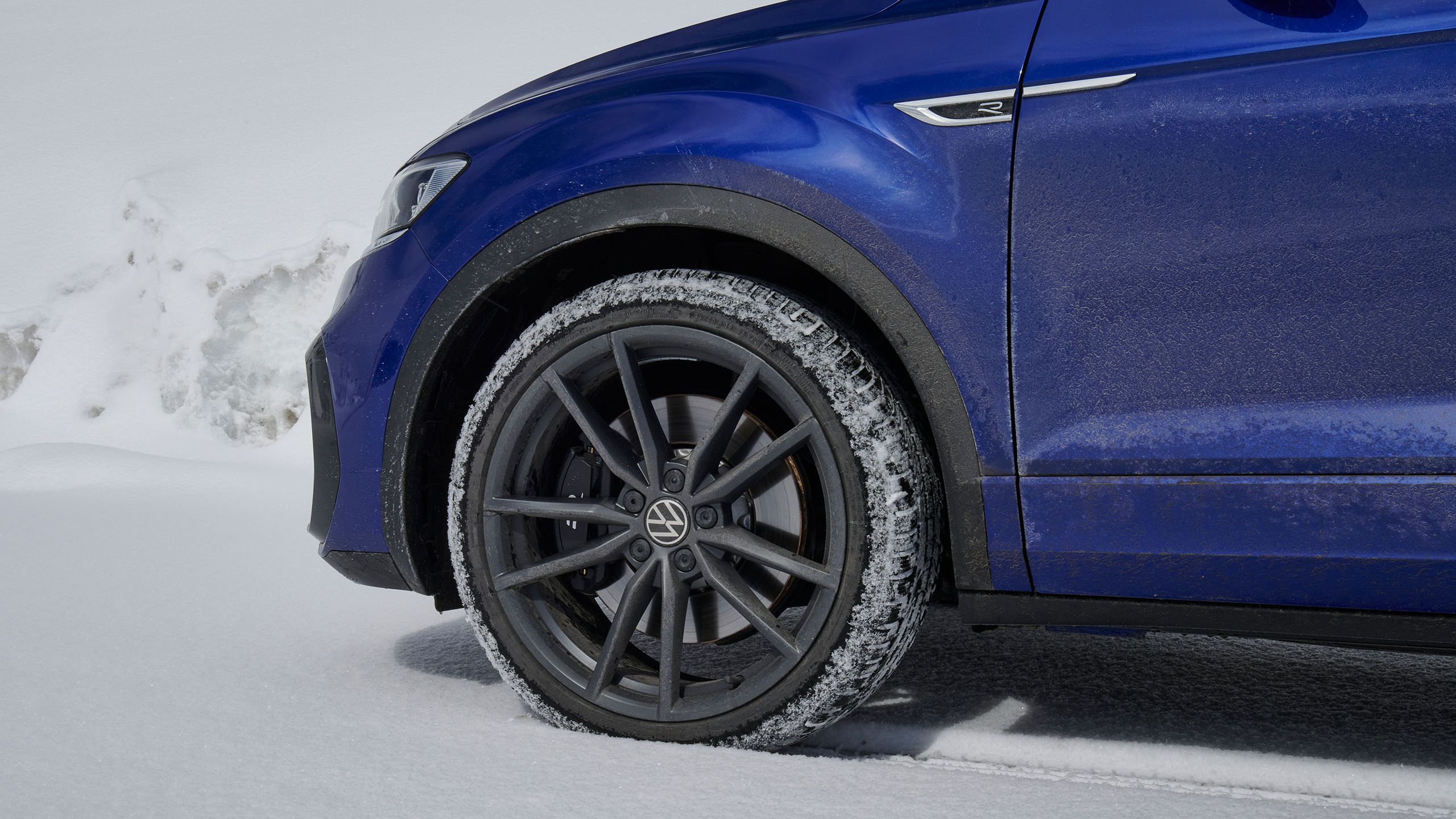 Ein blauer Volkswagen mit Fokus auf das Winterkomplettrad