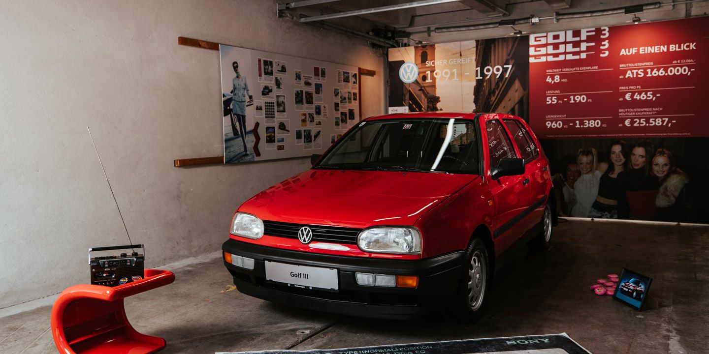 Ein roter VW Golf 3 schräg von vorne