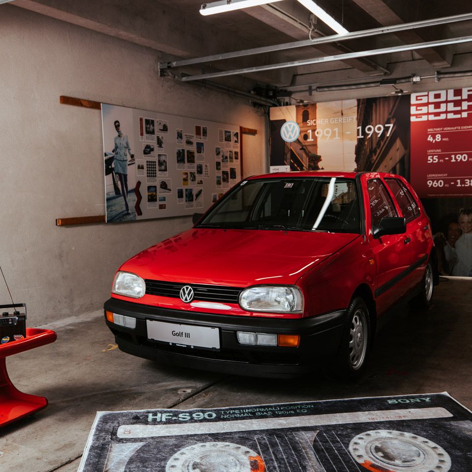 Ein roter VW Golf 3 schräg von vorne