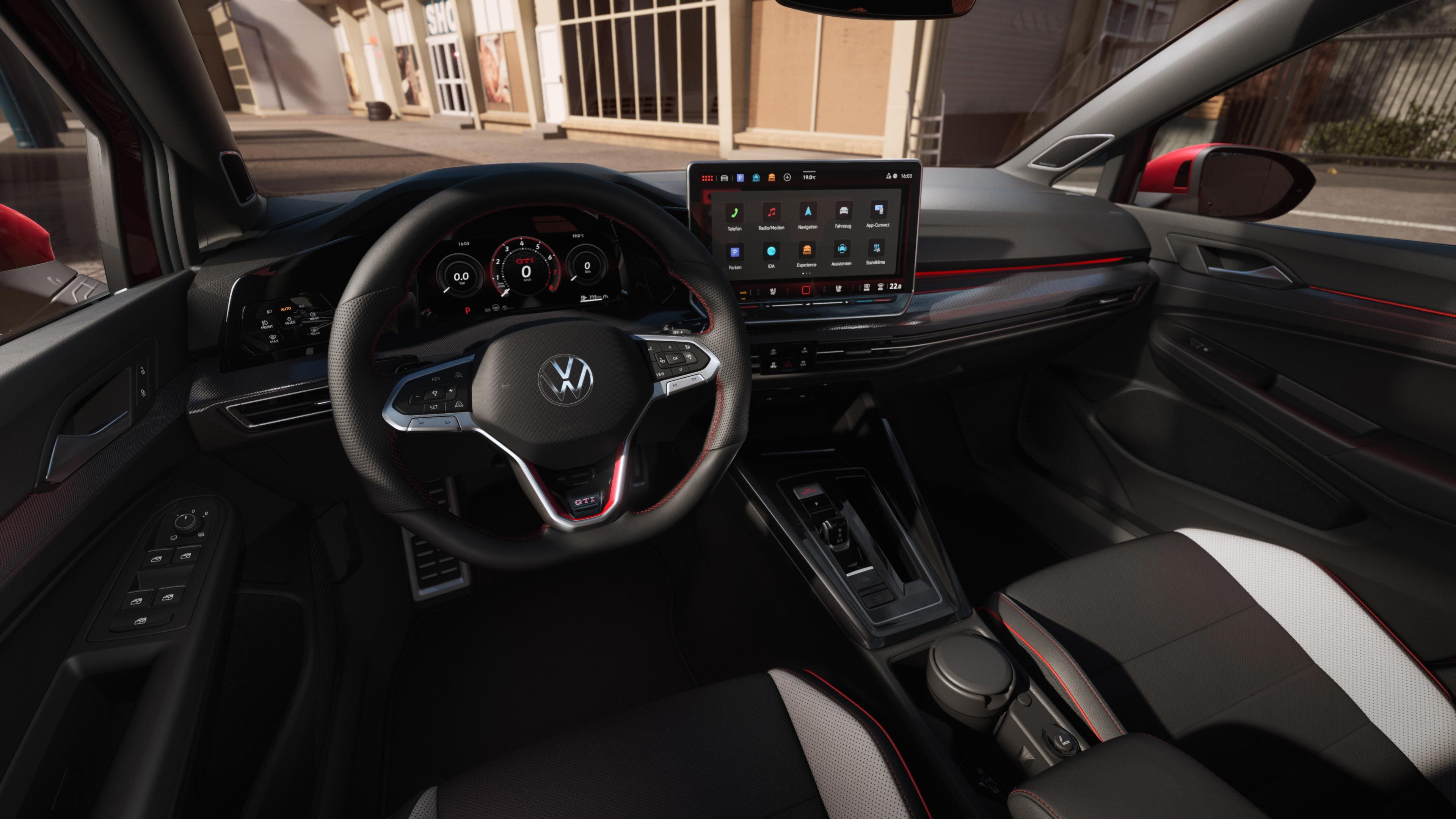 Interieur des VW Golf GTI mit Digital Cockpit und Infotainmentsystem