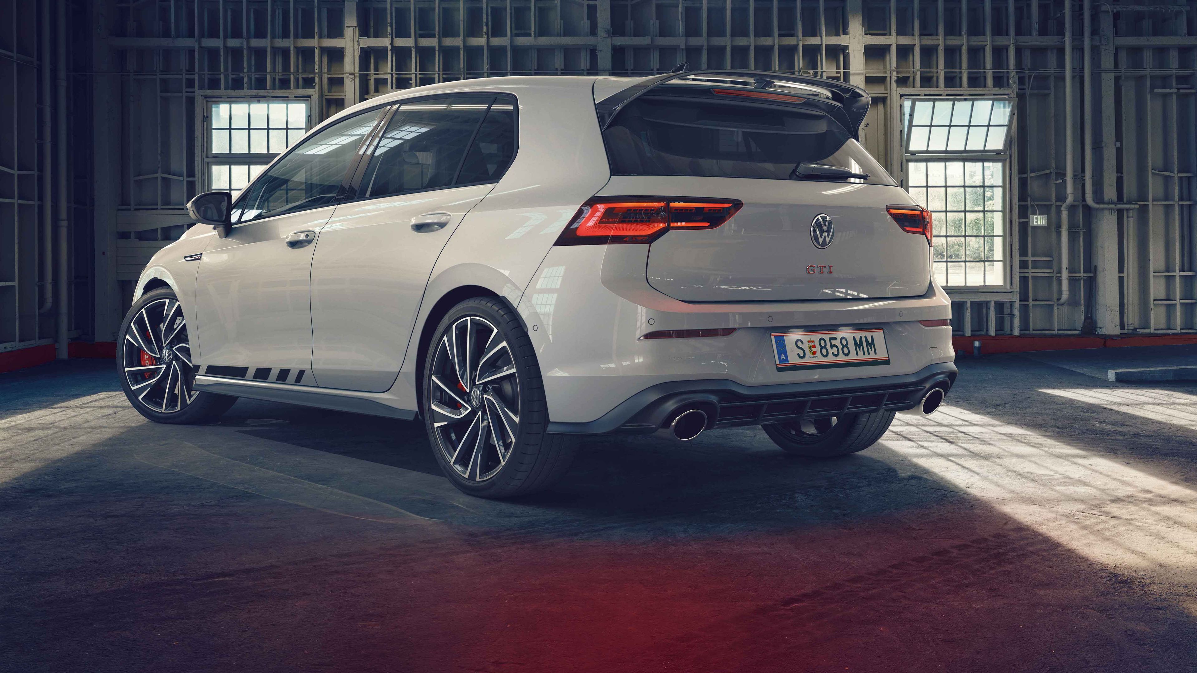 Roter VW Golf GTI Clubsport parkt im Innenhof. 