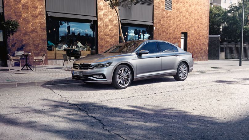 VW Passat Limousine steht geparkt vor einem Café 